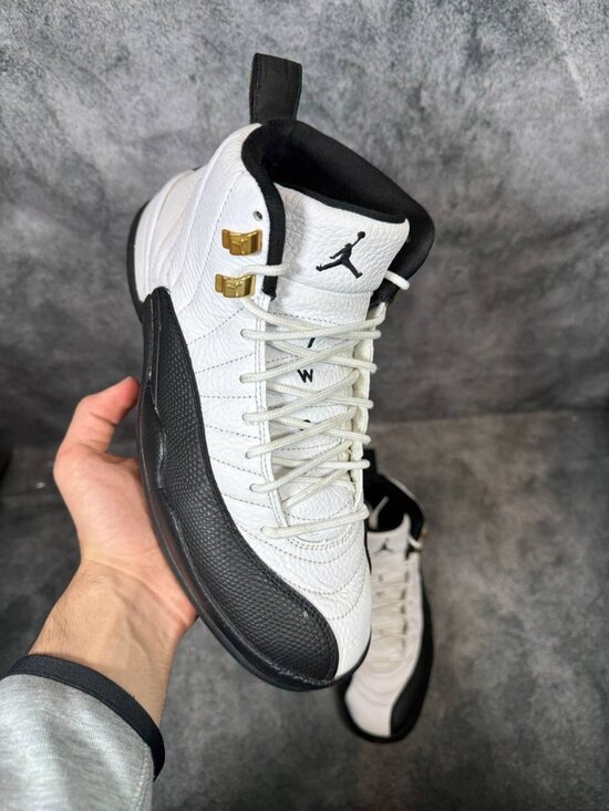 Size 9.5 | Jordan 12 Taxi No Box | Pre-Owned main image 4
